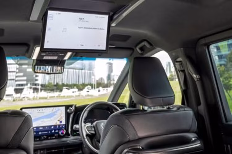 Cung cấp sức mạnh cho Lexus LM 500h 2024 tại Việt Nam là hệ truyền động hybrid, bao gồm máy xăng tăng áp, dung tích 2.4L và 2 mô-tơ điện nằm trên hai cầu, tạo ra công suất tổng cộng 363 mã lực. Xe sở hữu pin niken-hyđrua kim loại, hộp số tự động 6 cấp và hệ dẫn động 4 bánh toàn thời gian Direct4.