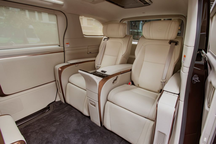 Bên cạnh đó là màn hình giải trí 14 inch treo trên trần xe có thể thu vào, cho phép hành khách xem TV hoặc video bằng HDMI, USB hay Miracast và hệ thống âm thanh 21 loa. Ghế còn có khay đựng cốc, giá đựng tạp chí và bàn có thể thu vào được giấu trong tựa tay.