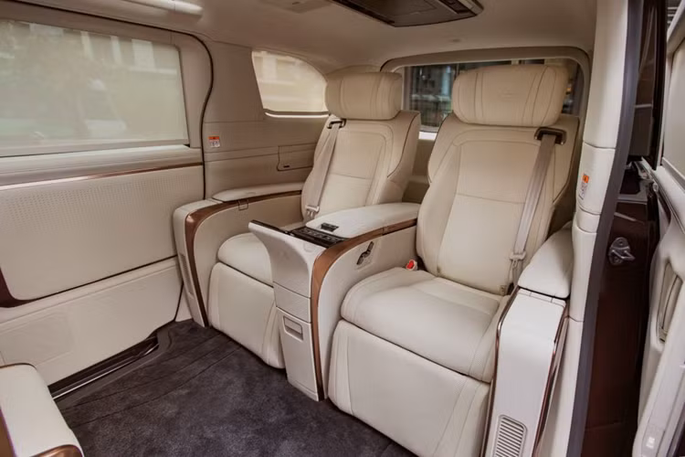 Bên cạnh đó là màn hình giải trí 14 inch treo trên trần xe có thể thu vào, cho phép hành khách xem TV hoặc video bằng HDMI, USB hay Miracast và hệ thống âm thanh 21 loa. Ghế còn có khay đựng cốc, giá đựng tạp chí và bàn có thể thu vào được giấu trong tựa tay.