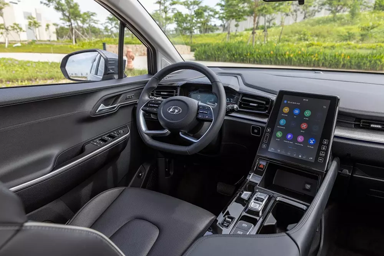 Cụ thể, trong tháng 10/2023, Hyundai Custin bán được 324 xe trong khi con số tương ứng của Toyota Innova Cross là 143 xe. Sang tháng 11/2023, Hyundai Custin tăng trưởng 63,2% lên 529 xe, bỏ xa con số 162 xe của thành viên nhà Toyota. So với Toyota Innova Cross, Hyundai Custin có lợi thế hơn về mặt kích thước và trang bị.