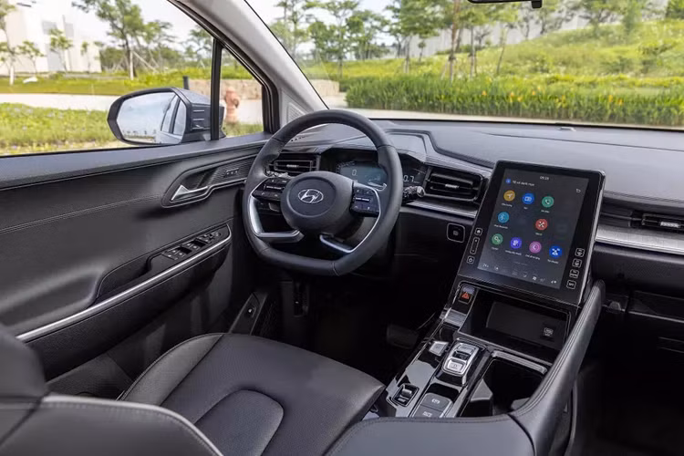 Cụ thể, trong tháng 10/2023, Hyundai Custin bán được 324 xe trong khi con số tương ứng của Toyota Innova Cross là 143 xe. Sang tháng 11/2023, Hyundai Custin tăng trưởng 63,2% lên 529 xe, bỏ xa con số 162 xe của thành viên nhà Toyota. So với Toyota Innova Cross, Hyundai Custin có lợi thế hơn về mặt kích thước và trang bị.