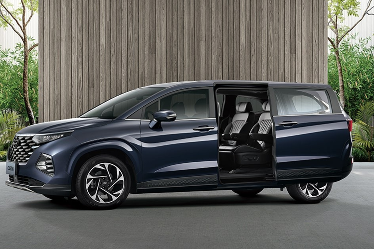 Như vậy, mức ưu đãi 50% lệ phí trước bạ sẽ tương đương với số tiền từ 42 - 50 triệu đồng, tùy theo phiên bản. Với chương trình giảm giá Hyundai Custin sẽ tăng thêm áp lực lên đối thủ trực tiếp là Toyota Innova Cross. Trong 2 tháng có mặt tại thị trường Việt Nam, mẫu xe Hàn Quốc này đều thắng thế trước đối thủ Nhật Bản.