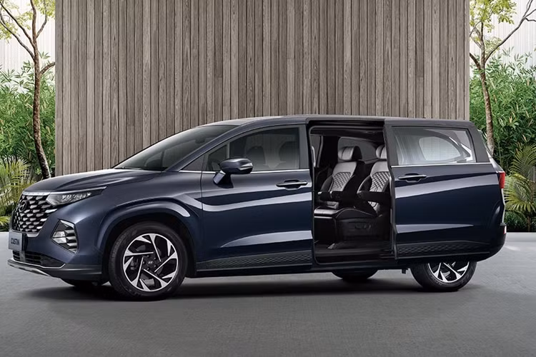 Như vậy, mức ưu đãi 50% lệ phí trước bạ sẽ tương đương với số tiền từ 42 - 50 triệu đồng, tùy theo phiên bản. Với chương trình giảm giá Hyundai Custin sẽ tăng thêm áp lực lên đối thủ trực tiếp là Toyota Innova Cross. Trong 2 tháng có mặt tại thị trường Việt Nam, mẫu xe Hàn Quốc này đều thắng thế trước đối thủ Nhật Bản.