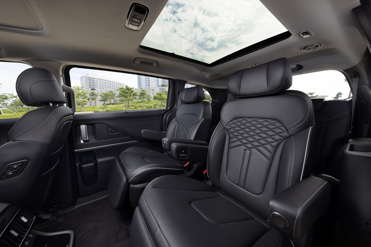 Theo đó, mẫu MPV đến từ Hàn Quốc này sở hữu hệ thống đèn LED, vành 17 - 18 inch, cửa lùa bên sườn/cửa cốp chỉnh điện, ghế trước chỉnh điện/sưởi/làm mát, màn hình cảm ứng trung tâm 10,4 inch, 6 loa, phanh tay điện tử, cửa sổ trời kép, rèm chắn nắng cho hàng ghế sau, điều hòa tự động, cửa gió điều hòa và cổng sạc cho 3 hàng ghế.