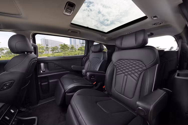 Theo đó, mẫu MPV đến từ Hàn Quốc này sở hữu hệ thống đèn LED, vành 17 - 18 inch, cửa lùa bên sườn/cửa cốp chỉnh điện, ghế trước chỉnh điện/sưởi/làm mát, màn hình cảm ứng trung tâm 10,4 inch, 6 loa, phanh tay điện tử, cửa sổ trời kép, rèm chắn nắng cho hàng ghế sau, điều hòa tự động, cửa gió điều hòa và cổng sạc cho 3 hàng ghế.