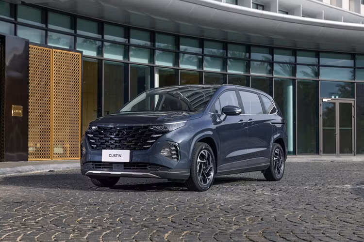 Hyundai Custin tại Việt Nam cũng có 2 tùy chọn động cơ như Toyota Innova Cross nhưng không có phiên bản hybrid như đối thủ. Động cơ đầu tiên của Hyundai Custin là máy xăng 2.0L Turbo GDi, cho công suất tối đa 236 mã lực và mô-men xoắn cực đại 353 Nm.