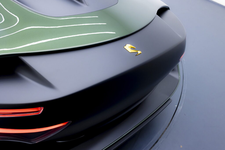 Engler V12 thiết kế khung liền khối bằng sợi carbon và tất cả các bộ phận trên thân xe đều được làm từ các mảnh in 3D sử dụng vật liệu than chì carbon. Xe được trang bị bộ mâm có kích thước 20 inch đi kèm với bộ lốp Michelin Sport Cup 2 và được làm bằng magie rèn.