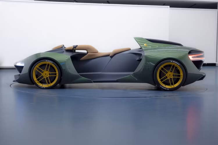 Nhà sáng lập công ty Viktor Engler cho biết ông đã quyết định chế tạo chiếc siêu môtô Engler V12 bởi khách hàng khao khát thứ gì đó thậm chí còn độc đáo và hấp dẫn hơn so với mẫu xe đầu tiên vào năm 2019. Chính vì vậy, vị CEO của Engler đã quyết định nắm bắt cơ hội này và tạo ra một mẫu xe thực sự khác biệt.