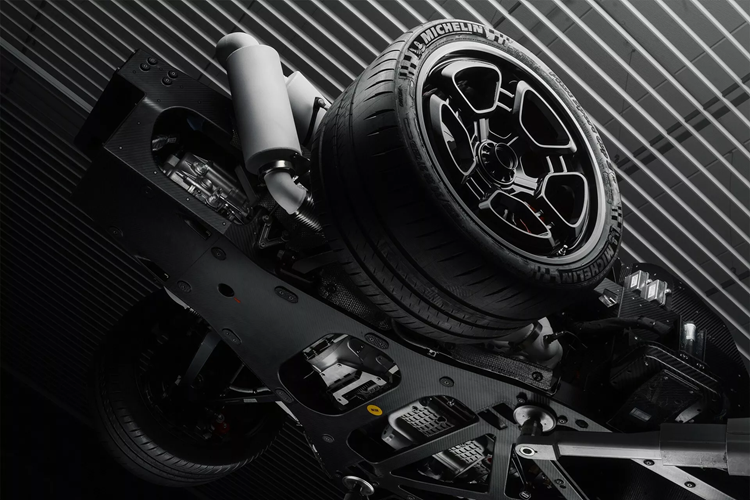 Lớp vỏ carbon sẽ sớm được chuẩn bị để sơn và chiếc xe này sẽ được sử dụng cho các giai đoạn thử nghiệm cuối cùng của quá trình thử nghiệm động, đảm bảo trải nghiệm lái xe phù hợp với tên tuổi De Tomaso.