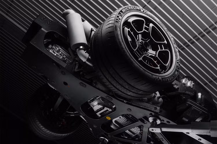 Lớp vỏ carbon sẽ sớm được chuẩn bị để sơn và chiếc xe này sẽ được sử dụng cho các giai đoạn thử nghiệm cuối cùng của quá trình thử nghiệm động, đảm bảo trải nghiệm lái xe phù hợp với tên tuổi De Tomaso.