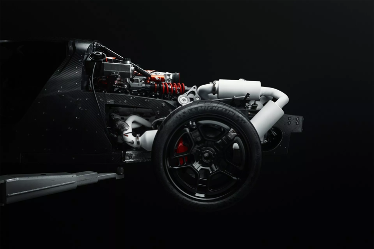 Ngoài việc hoàn thiện quá trình phát triển P72, De Tomaso tiếp tục tiến triển với P900 chỉ dành cho đường đua. Mẫu xe này dựa trên P72 nhưng có nhiều chi tiết khí động học hung hãn hơn và sẽ được trang bị động cơ V12 hút khí tự nhiên, vòng tua cao và động cơ V10 từ xe một chỗ ngồi Benetton B197 F1 đời 1997.