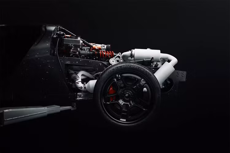 Ngoài việc hoàn thiện quá trình phát triển P72, De Tomaso tiếp tục tiến triển với P900 chỉ dành cho đường đua. Mẫu xe này dựa trên P72 nhưng có nhiều chi tiết khí động học hung hãn hơn và sẽ được trang bị động cơ V12 hút khí tự nhiên, vòng tua cao và động cơ V10 từ xe một chỗ ngồi Benetton B197 F1 đời 1997.