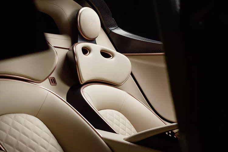 Nền tảng của P72 là khung gầm bằng sợi carbon được lắp ráp thủ công bởi một nhóm kỹ sư. Chiếc xe được đánh số khung gầm 001 cũng có nội thất tuyệt đẹp. De Tomaso đã trang bị cho nội thất xe một bộ ghế cao cấp với thiết kế mê hoặc ấn tượng.