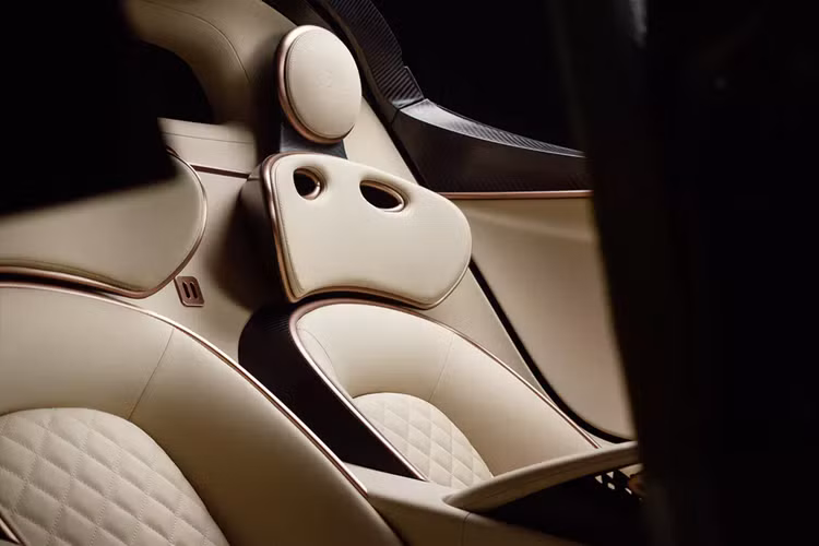 Nền tảng của P72 là khung gầm bằng sợi carbon được lắp ráp thủ công bởi một nhóm kỹ sư. Chiếc xe được đánh số khung gầm 001 cũng có nội thất tuyệt đẹp. De Tomaso đã trang bị cho nội thất xe một bộ ghế cao cấp với thiết kế mê hoặc ấn tượng.