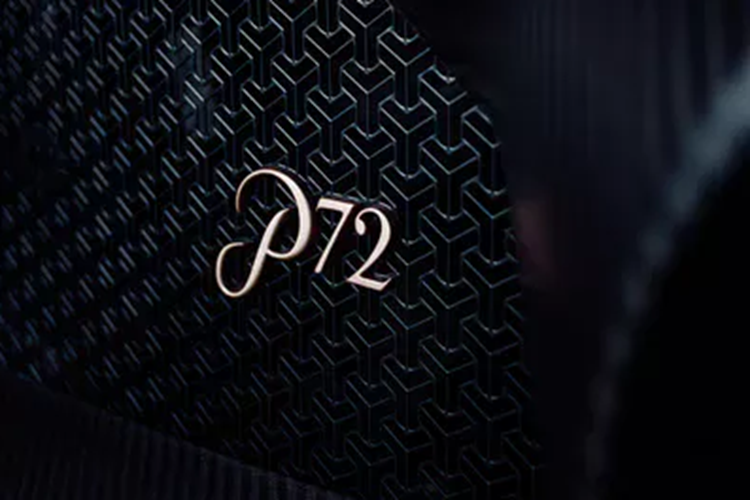 Những chiếc ghế này được bọc da màu kem và nằm giữa là cần số màu đồng với cơ cấu chuyển số lộ ra ngoài tạo một vẻ đẹp cơ học cho chiếc Hypercar. Các điểm nhấn màu đồng tiếp tục xuất hiện trên 6 đồng hồ đo tùy chỉnh chiếm ưu thế trên bảng điều khiển.