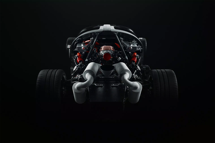 Mẫu xe thương mại đầu tiên của P72 hiện được hoàn thiện bằng sợi carbon trần và vẫn chưa thực sự hoàn hảo, nhưng điều đáng chú ý là mẫu siêu xe De Tomaso P72 này không dành cho khách hàng.