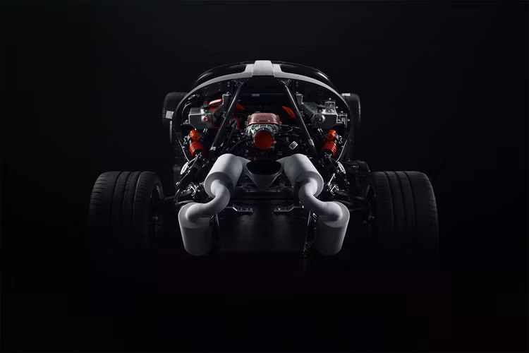 Mẫu xe thương mại đầu tiên của P72 hiện được hoàn thiện bằng sợi carbon trần và vẫn chưa thực sự hoàn hảo, nhưng điều đáng chú ý là mẫu siêu xe De Tomaso P72 này không dành cho khách hàng.