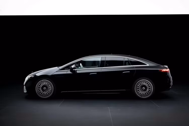 Nhờ những thay đổi này, EQS 2025 có phạm vi hoạt động tăng lên thêm khoảng 82 km mỗi lần sạc so với phiên bản trước.