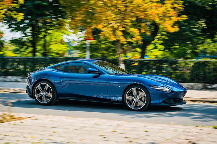 Ở thời điểm về nước năm 2021, giá xe Ferrari Roma sau khi lăn bánh và ra biển trắng ước tính khoảng 25-26 tỷ đồng. Sau 3 năm sử dụng, chiếc xe đang được chào bán lại nhưng không công khai giá, nhưng dự đoán khoảng trên dưới 20 tỷ đồng. 