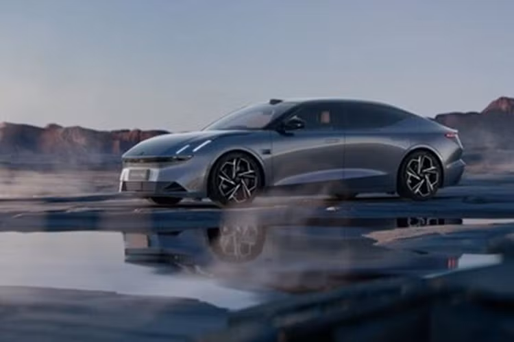 Về nội thất, bên trong khoang cabin của Z10 được thiết kế khá tối giản, hầu như không có nút bấm hay công tắc vật lý nào ngoài những nút bấm trên cửa và vô lăng hai chấu. Xe được trang bị màn hình cảm ứng trung tâm 15,4 inch đặt nổi ngay trên taplo, màn hình hiển thị kính lái HUD, ghế ngồi có tính năng làm mát/sưởi/massage.