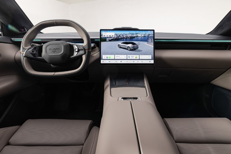 Đầu xe gây ấn tượng với cụm đèn pha trông giống như móng vuốt của một con chim săn mồi, đi cùng đèn định vị đặt dọc, tay nắm cửa dạng ẩn thời thượng. Phía sau xe là cụm đèn hậu được thiết kế trải dài, xuyên suốt phần đuôi tương tự như mẫu sedan plug-in hybrid Lynk &amp; Co 07 EM-P.