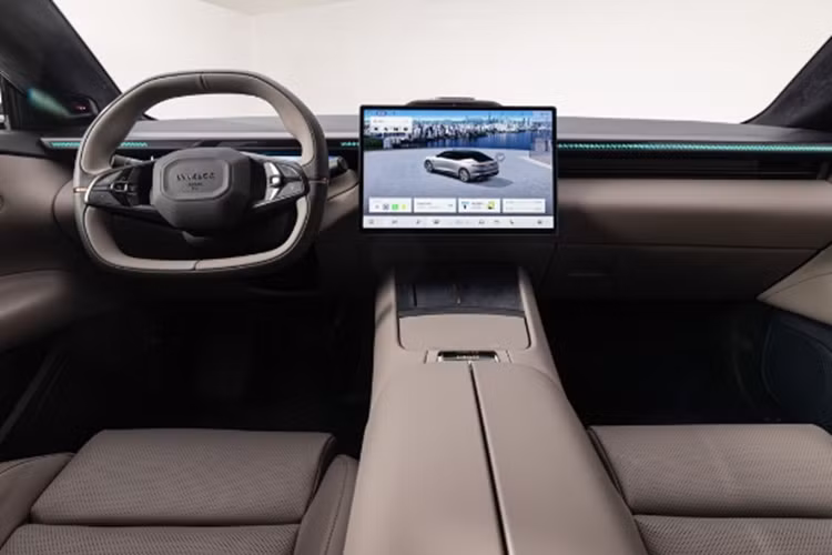 Đầu xe gây ấn tượng với cụm đèn pha trông giống như móng vuốt của một con chim săn mồi, đi cùng đèn định vị đặt dọc, tay nắm cửa dạng ẩn thời thượng. Phía sau xe là cụm đèn hậu được thiết kế trải dài, xuyên suốt phần đuôi tương tự như mẫu sedan plug-in hybrid Lynk &amp; Co 07 EM-P.