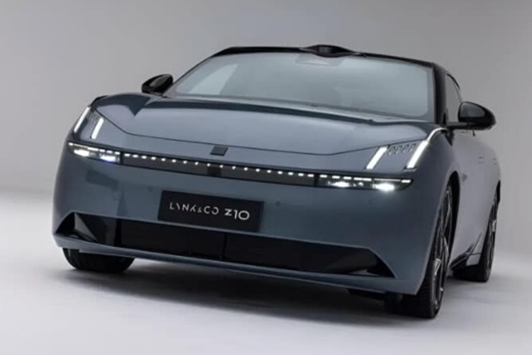 Sedan điện Lynk &amp; Co Z10 sở hữu kích thước Dài x Rộng x Cao lần lượt là: 5.028 x 1.966 x 1.468mm và chiều dài cơ sở 3.005mm. Lấy cảm hứng từ mẫu concept “The Next Day”, Lynk &amp; Co Z10 có thiết kế tổng thể theo phong cách thể thao fastback.