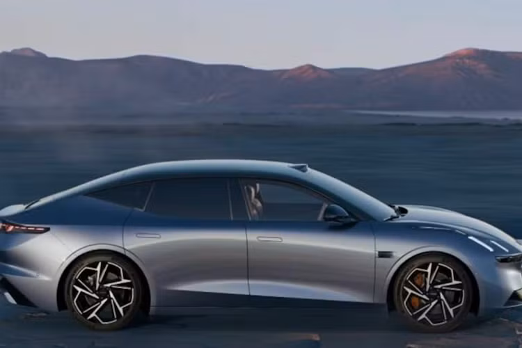 Lynk &amp; Co trang bị cho xe Z10 chip xử lý Qualcomm Snapdragon 8295, hệ thống cảm biến Lidar và chip Nvidia Orin-X nhằm tối ưu hệ thống hỗ trợ lái xe. Cung cấp sức mạnh cho Lynk &amp; Co Z10 là 2 tùy chọn động cơ. Phiên bản Z10 RWD dẫn động cầu sau sẽ được trang bị một mô tơ điện cho công suất 415 mã lực và momen xoắn 440 Nm.