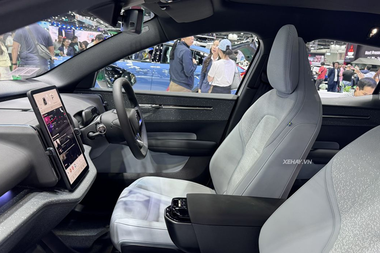 Trên bản bản tiêu chuẩn, Volvo EX30 2024 có: đèn pha LED, vành hợp kim 18 inch, điều hòa tự động một vùng, ghế trước chỉnh tay, màn hình cảm ứng trung tâm 12,3 inch, hệ thống thông tin giải trí dựa trên hệ điều hành Android Automotive và hỗ trợ Apple CarPlay không dây.