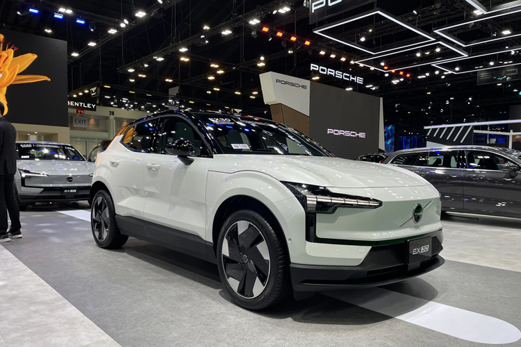 Trong khi kiểu dáng thân xe và kết cấu cửa thì lại tương tự XC40, nhưng đường nóc xe theo dạng dốc thoải về phía sau nhiều hơn. Đáng chú ý, mỗi phiên bản Volvo EX30 2024 sẽ có trang bị khác nhau.