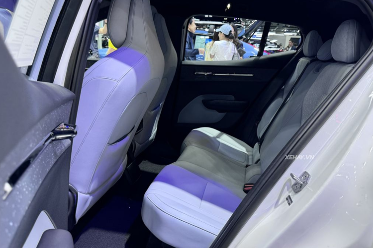 Với 2 phiên bản còn lại, Volvo EX30 2024 được trang bị: vành 19 inch, cửa sổ trời toàn cảnh, ghế trước chỉnh điện, cửa cốp chỉnh điện, điều hòa tự động 2 vùng, hệ thống đèn viền nội thất, hệ thống âm thanh Harman Kardon, camera 360 độ, hệ thống cảnh báo va chạm phía trước và cảnh báo chuyển làn đường.