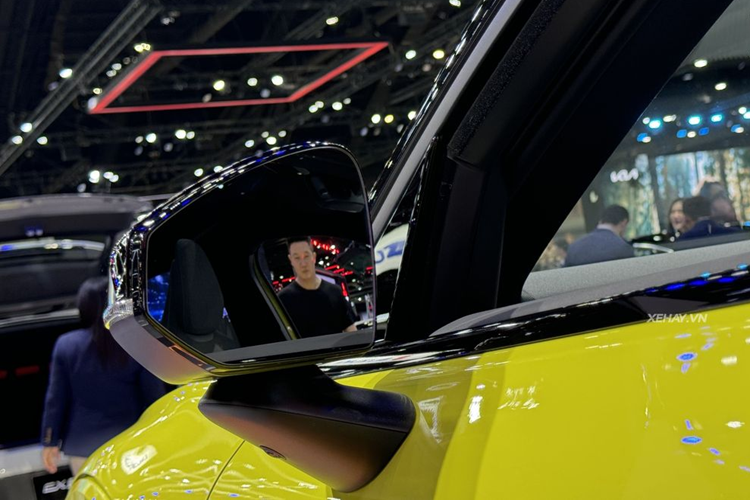 Về thiết kế, Volvo EX30 2024 tại Thái Lan tương tự với xe ra mắt toàn cầu. Ngoại hình của chiếc CUV điện cỡ nhỏ vẫn mang “bóng dáng” của đàn anh EX90 với cụm đèn LED định vị Thor's Hammer và đèn hậu chữ L đặc trưng.