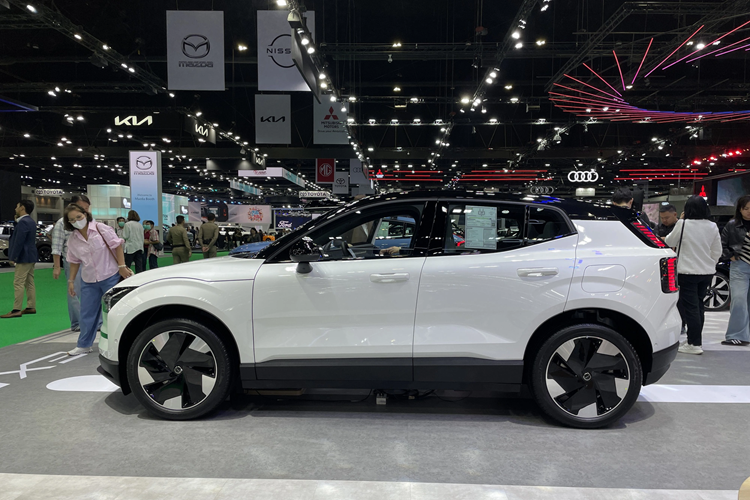 Đối với phiên bản Core Single Motor Extended Range và Ultra Single Motor Extended Range, Volvo EX30 2024 dùng 1 mô-tơ điện mạnh 268 mã lực và 343 Nm nên có thể tăng tốc từ 0-100 km/h trong thời gian 5,3 giây trước khi đạt vận tốc tối đa 180 km/h.