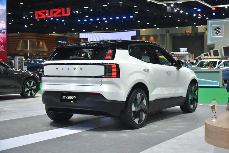 Trong khi đó, Volvo EX30 2024 bản Ultra Twin Motor Performance cao cấp nhất dùng pin NMC được ghép nối với 2 mô-tơ điện cho tổng công suất 422 mã lực và dẫn động bốn bánh. Động cơ này giúp EX30 có khả năng tăng tốc 0-100km/h chỉ trong 3,6 giây.