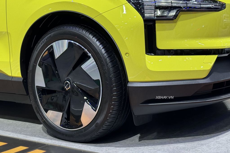 Về truyền động, cả 3 biến thể của Volvo EX30 2024 đều dùng cụm pin niken-mangan-coban (NMC) với dung lượng khả dụng 69 kWh. Thời gian sạc pin bằng bộ sạc chậm AC 11 kW là 7,5 tiếng đồng hồ. Nếu dùng sạc nhanh 153 kW, thời gian sạc pin từ 10% lên 80% là 26,5 phút.