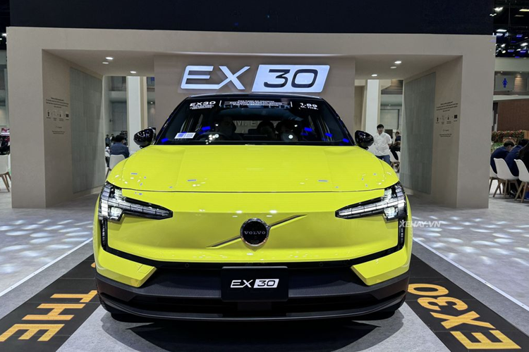 Tại xứ sở chùa Vàng, EX30 được phân phối với 3 phiên bản gồm: Core Single Motor Extended Range, Ultra Single Motor Extended Range và Ultra Twin Motor Performance. Giá xe Volvo EX30 2024 lần lượt là 1,59 triệu baht (khoảng 1,08 tỷ đồng), 1,79 triệu baht (khoảng 1,21 tỷ đồng) và 1,89 triệu Baht (khoảng 1,28 tỷ đồng).