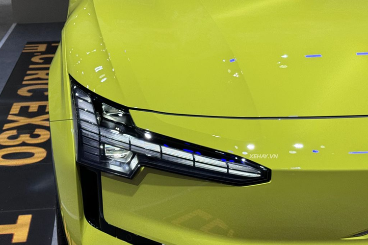 Volvo EX30 2024 chạy điện hiện đang là mẫu xe nhỏ nhất trong dải sản phẩm của Volvo. Theo đó, kích thước của chiếc CUV điện khá “khiêm tốn”. Cụ thể, xe có kích thước dài x rộng x cao lần lượt là 4.223 x 1.837 x 1.555 mm và chiều dài cơ sở đạt 2.650 mm. Số đo này ngang ngửa với mẫu xe điện “made in Việt Nam” – VF e34.