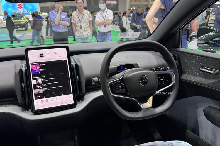 Trang bị an toàn trên biến thể này gồm: 6 túi khí, camera lùi, hệ thống hỗ trợ khởi hành ngang dốc, hỗ trợ xuống dốc, đèn pha tự động thích ứng, kiểm soát tốc độ biến thiên tự động, hệ thống ngăn va chạm phía trước/phía sau/bên sườn, cảnh báo phương tiện cắt ngang khi lùi, cảnh báo có phương tiện đến gần khi mở cửa và bảo vệ cổ/lưng của hành khách khi va chạm.