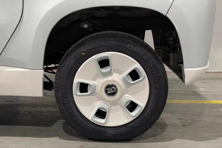 Các kích thước số đo của xe Zhidou Rainbow bao gồm hiều dài, chiều rộng và chiều cao là 3224/1515/1630 mm, chiều dài cơ sở là 2100 mm. Chiếc xe này lớn hơn một chút so với Wuling hay Geely Panda Mini EV nên rõ ràng không gian sẽ là một trong những điểm thu hút của Rainbow.