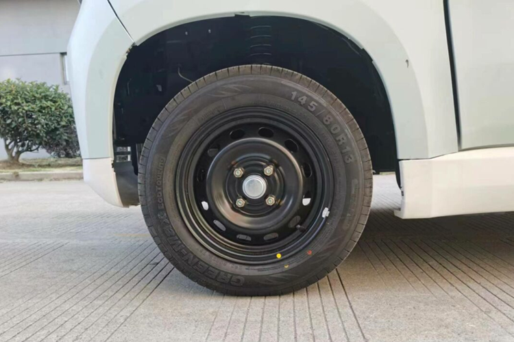 Bên dưới màn hình trung tâm dường như có một số mặt số được cho là để kiểm soát khí hậu. Có một ngăn trung tâm giống như Mini EV rất điển hình hoàn chỉnh với bộ chọn ổ quay. Màu sắc nội thất được đánh giá từ màu hồng và màu trắng trong ảnh, sau đó là màu ngoại thất được chọn.