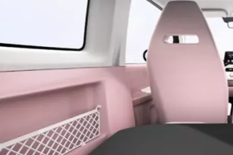 Bây giờ chúng ta đã có một số ý tưởng về bên trong chiếc xe mới trông như thế nào. Bảng điều khiển của xe điện Zhidou Rainbow trông có vẻ công nghệ cao hơn so với một số đối thủ với cả màn hình LCD phía trên vô lăng và màn hình cảm ứng nổi.