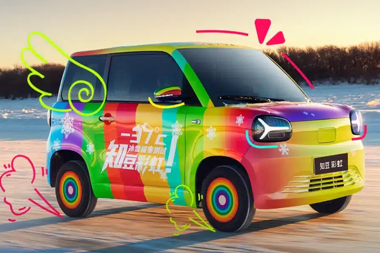 Zhidou Rainbow 2024 mới sẽ ra mắt vào tháng tới. Phiên bản động cơ điện 20 kW có pin 17,18 kW cho phạm vi hoạt động 201 km. Đối với phiên bản động cơ điện 30 kW, phạm vi hoạt động là 205 km nhờ bộ pin 17,3 kWh lớn hơn một chút.