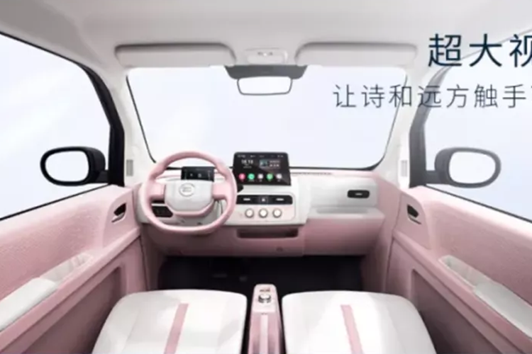 Cũng nhờ những bức ảnh mới được tung ra mà giờ đây chúng ta đã biết nội thất trông như thế nào. Không giống như Changan Lumin, chiếc xe điện cỡ nhỏ Zhidou Rainbow bám sát rất nhiều vào công thức EV vi mô tiêu chuẩn được Wuling phổ biến lần đầu tiên. Nhìn chung thiết kế khá dễ thương và là một chiếc xe ba cửa bốn chỗ.