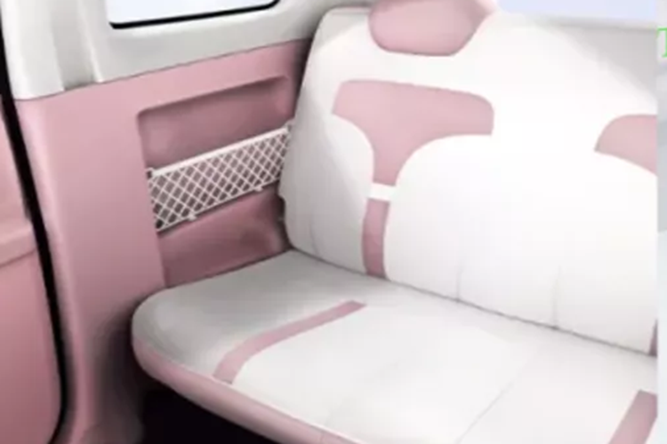 Cụm đèn hình chữ Y ở phía trước và sau giúp xe điện giá rẻ Zhidou Rainbow trông khá nổi bật so với đối thủ. Điều thú vị là lớp sơn hai tông màu kéo dài từ nóc xuống cột A nhưng cả cột B và cột C đều được sơn đen. Cửa cốp sau mở tương đối lớn và có cửa sổ phía sau lớn.