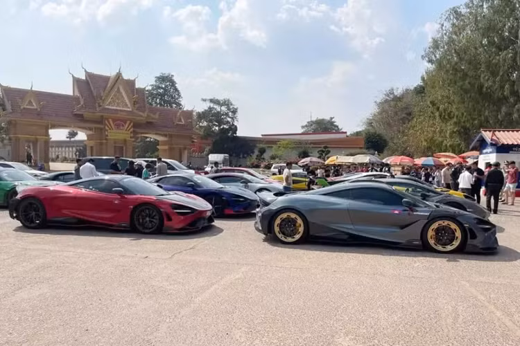 Điểm đặc biệt của hành trình này là sự xuất hiện của 2 chiếc xe megacar đến từ thương hiệu Bugatti, một xe thuộc bản tiêu chuẩn là Chiron, bản còn lại là Bugatti Chiron Super Sport, hiệu suất cao, có giá đắt đỏ và sản xuất hạn chế 60 xe trên toàn cầu.