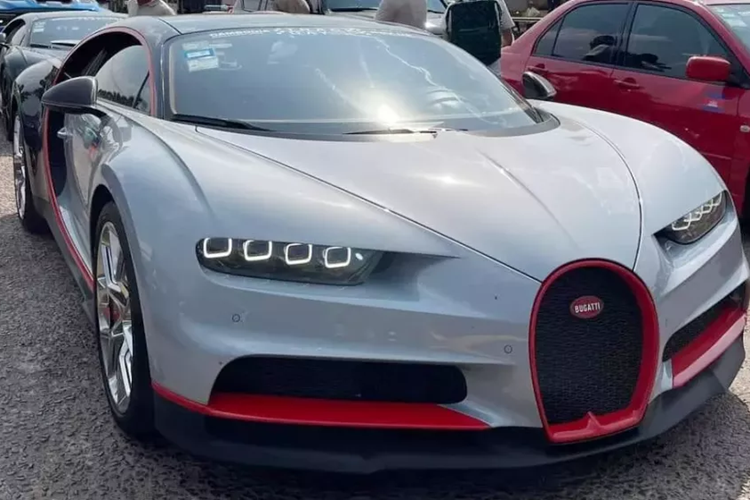 Siêu xe triệu đô Bugatti Chiron Super Sport vẫn được trang bị khối động cơ W16, dung tích 8.0 lít, 4 bộ tăng áp,sản sinh ra công suất tối đa 1.578 mã lực và mô-men xoắn cực đại 1.600 Nm nhưng đã được hãng xe đến từ Pháp giới hạn vận tốc tối đa xuống còn 440 km/h nhằm đảm bảo an toàn và đáp ứng quy chuẩn.