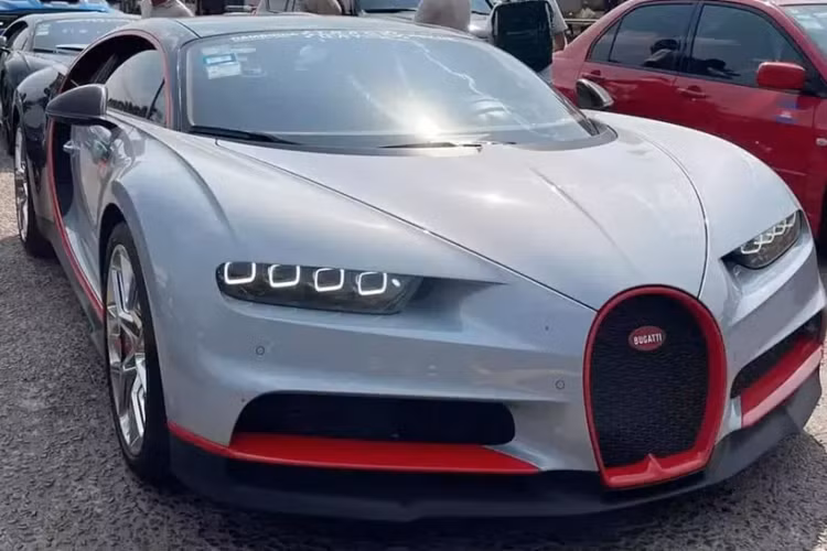 Siêu xe triệu đô Bugatti Chiron Super Sport vẫn được trang bị khối động cơ W16, dung tích 8.0 lít, 4 bộ tăng áp,sản sinh ra công suất tối đa 1.578 mã lực và mô-men xoắn cực đại 1.600 Nm nhưng đã được hãng xe đến từ Pháp giới hạn vận tốc tối đa xuống còn 440 km/h nhằm đảm bảo an toàn và đáp ứng quy chuẩn.