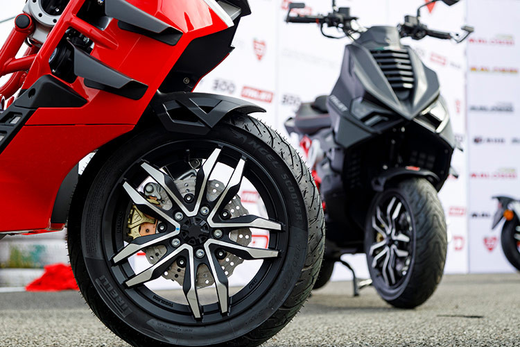 Italjet Dragster 300 được trang bị bình xăng 11 lít đặt giữa để chân giúp hạ thấp trọng tâm xe. Cốp có dung tích nhỏ, vừa đủ chứa một chiếc áo mưa. Đáng tiếc Italjet Dragster 300 không được hãng trang bị cho chìa khóa thông minh - một tính năng đã phổ biến trên các mẫu xe tay ga phổ thông hiện nay.