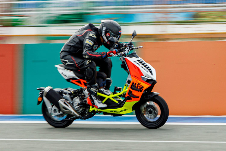 Tại quê nhà, mức giá xe Italjet Dragster 300 bán ra từ 6.999-7.099 euro (tương đương 187-190 triệu đồng) được phân phối với 2 phiên bản, gồm bản tiêu chuẩn (màu đen-đỏ và màu vàng-trắng) và bản đặc biệt Malossi.. Dự đoán khi bán ra tại Việt Nam, mẫu xe này sẽ có giá khoảng 200 triệu hoặc cao hơn cho từng phiên bản.