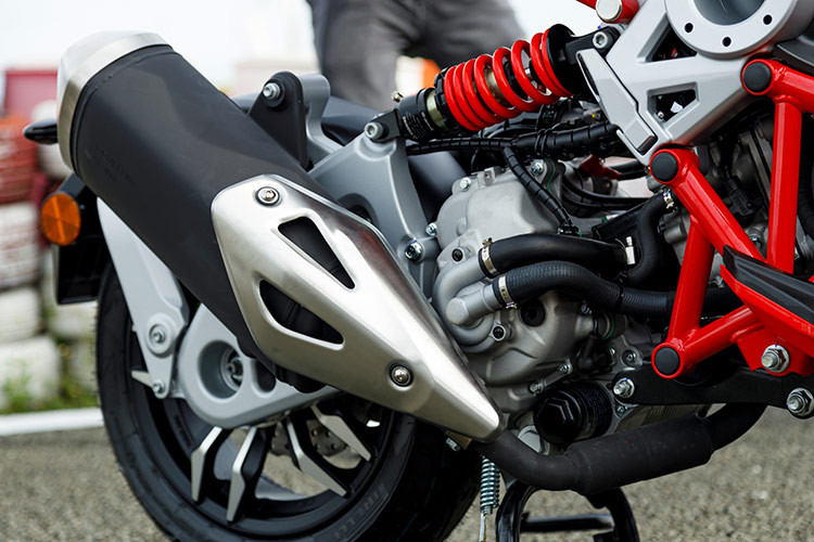 Mẫu xe ga Italjet Dragster 300 được trang bị động cơ xy-lanh đơn, 4 thì, DOHC, dung tích 300cc, làm mát bằng chất lỏng, hệ thống phun xăng điện tử Magneti Marelli, cho công suất 23,8 mã lực tại 8.250 v/ph và mô-men xoắn 26 Nm tại 6.250 v/ph. Động cơ đạt tiêu chuẩn khí thải Euro5.